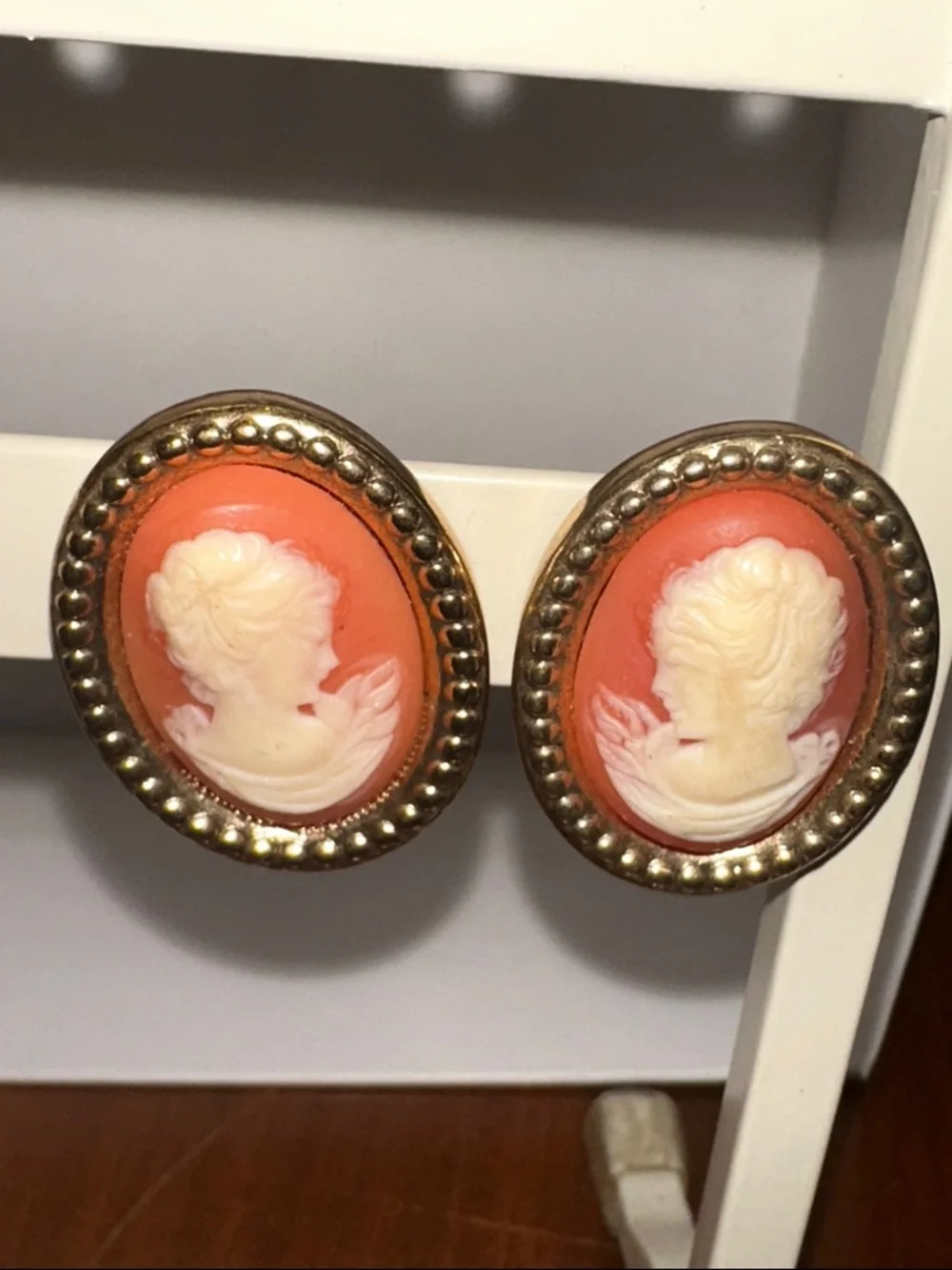 Vintage Cameo Oval Gold Tone Clip Earrings in‎ Coral and Cream